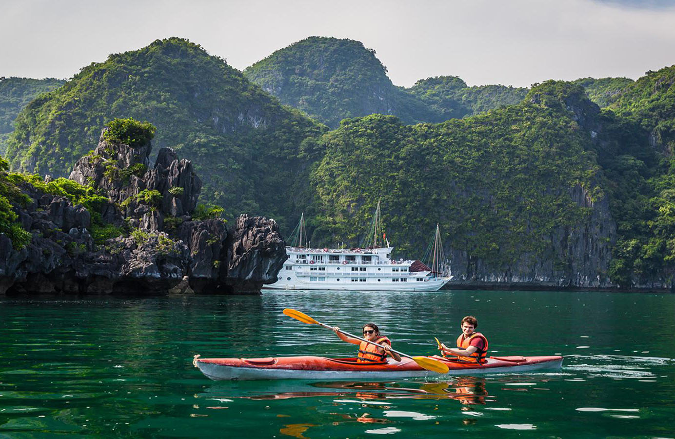 halong kayaking