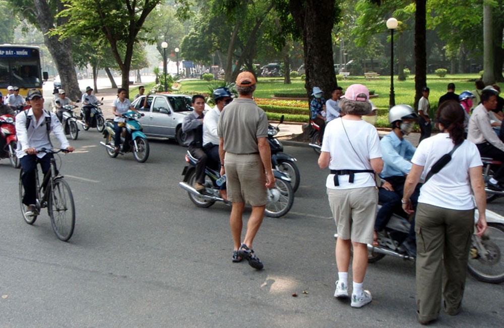 cross the road in Hanoi