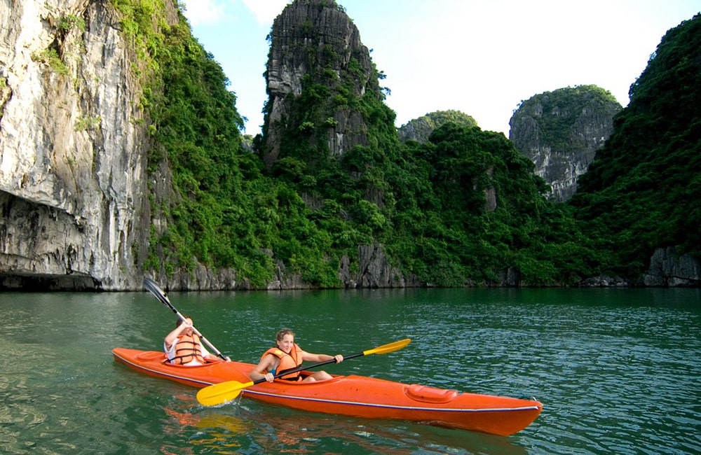 kayaking halong