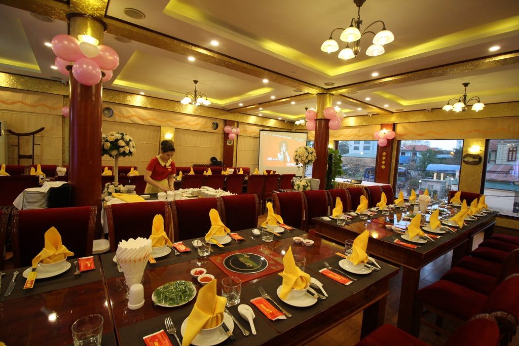 cua vang restaurant in Halong